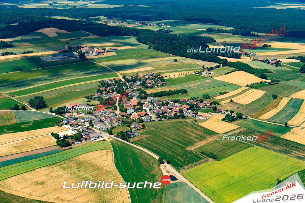 Das Luftbild zeigt : Aichkirchen Hemau - Die Luftaufnahme wurde 2023 vom UL-Flugzeug aus erstellt ( keine Drohne ) - Hochauflösende Luftaufnahme - Für grossformatige Ausdrucke geeignet. Die Geschenkidee !Mit Lizenz und Bildrechte bestellbar