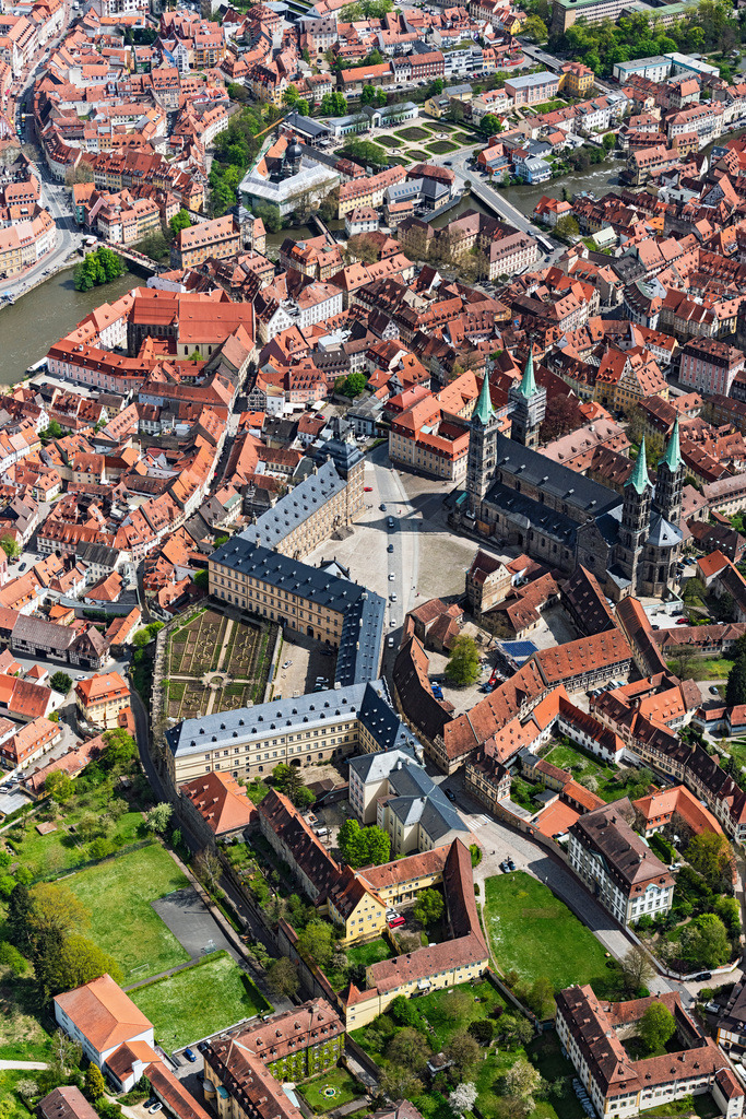 dr__0095605.jpg | BAMBERG 28.04.2022 Kirchengebäude des Domes Bamberger Dom am Domplatz in der Altstadt in Bamberg im Bundesland Bayern, Deutschland. // Church building of the cathedral Bamberger Dom on Domplatz in the old town in Bamberg in the state Bavaria, Germany. Foto: Daniel Reiter