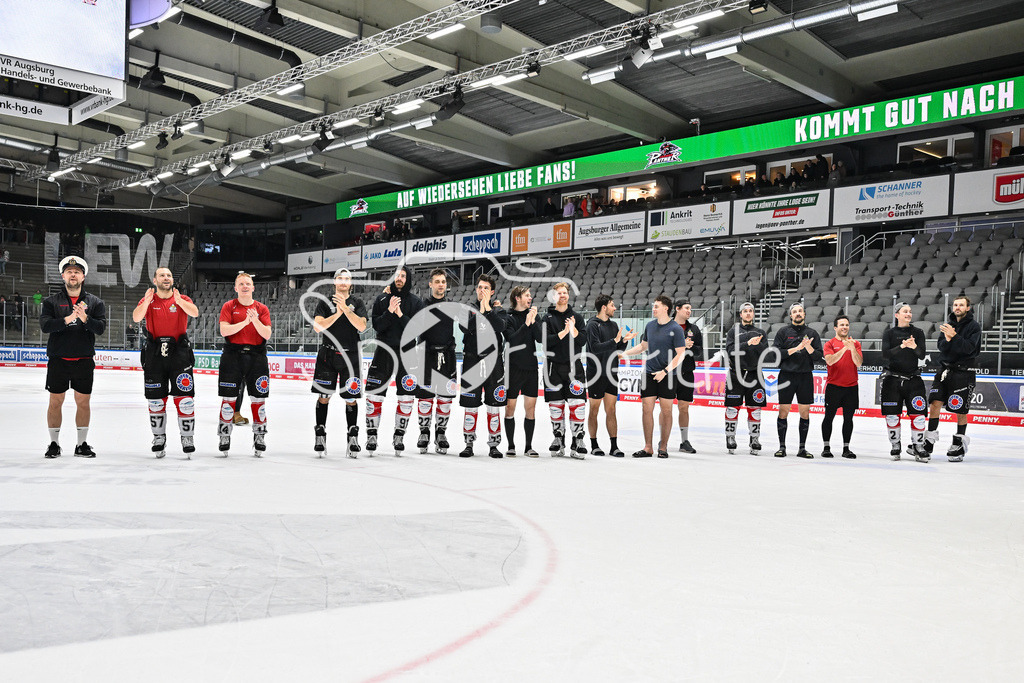 Augsburger Panther - Fischtown Bremerhaven | AUGSBURG, GERMANY - 25. JANUARY: das Team der Gäste feiert zusammen mit den mitgereisten Fans den 2-1 Auswärtssieg in Augsburg nach dem Match zwischen den Augsburger Panthern und den Fischtown Pinguins am 43. Spieltag der Penny DEL im Curt Frenzel Stadion
