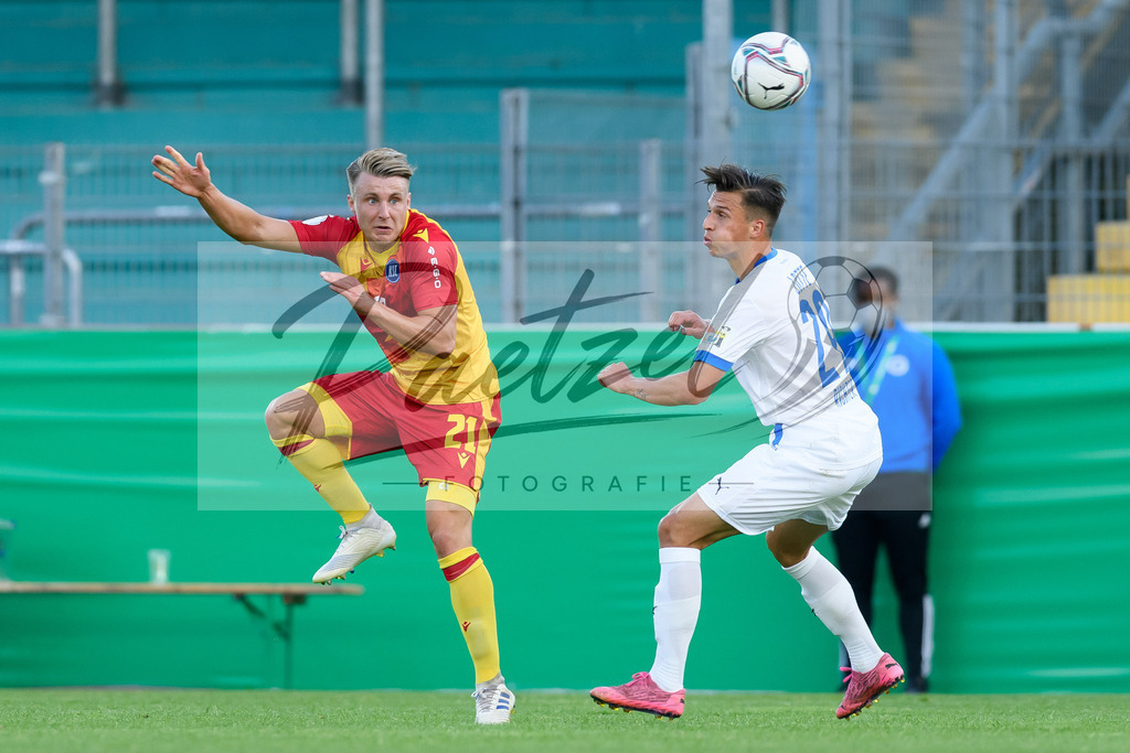 LOTKSC20210809_213 | Fussball, Herren: Marco Thiede (Karlsruher SC) und Tyson Richter (Sportfreunde Lotte) im Zweikampf beim Spiel der 1. Runde im DFB-Pokal zwischen SF Lotte und Karlsruher SC im Stadion am Lotter Kreuz am 09.08.2021 in Lotte, Deutschland.DFB / DFL REGULATIONS PROHIBIT ANY USE OF PHOTOGRAPHS AS IMAGE SEQUENCES AND/OR QUASI-VIDEO. - Realisiert mit Pictrs.com