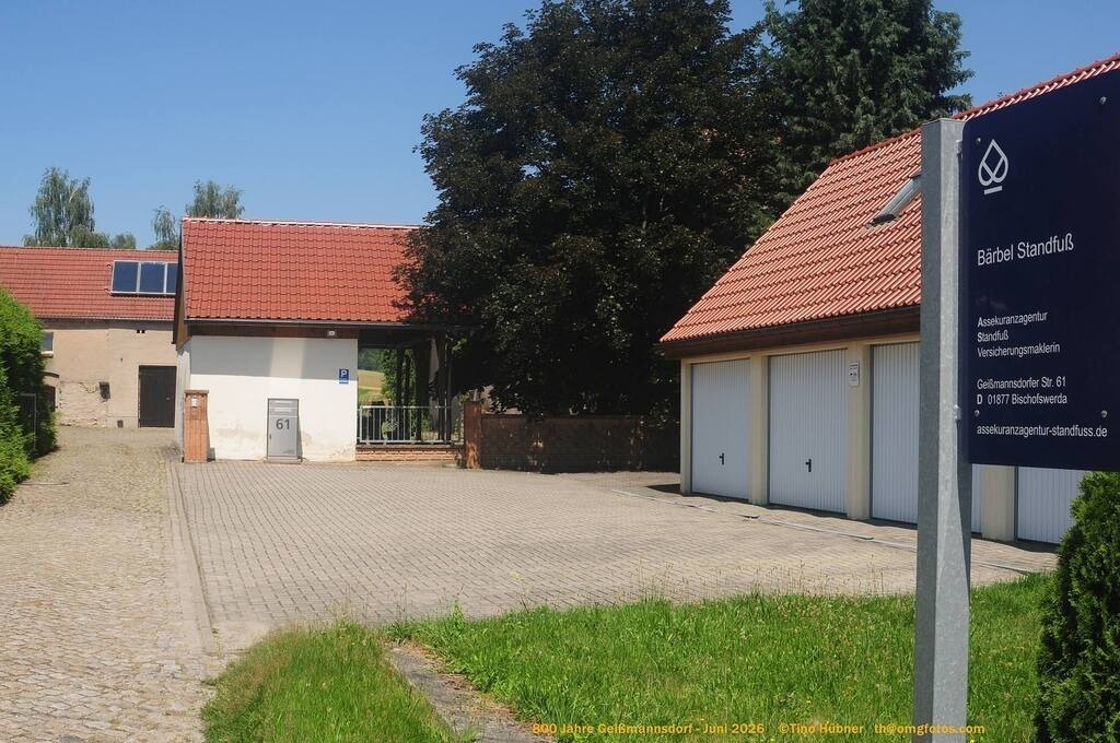 Geißmannsdorf-2026-Ortsbilder-394 | Geißmannsdorf bei Bischofswerda im Sommer 2026. Ein fotografischer Streifzug durch das Dorf Geißmannsdorf, mit Gebäuden, Straßen, Strohpuppen und geschmückten Vorgärten und Grundstücken anlässlich der 800-Jahr-Feier von Geißmannsdorf im Juni 2026 - Realisiert mit Pictrs.com