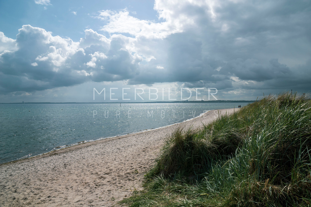 Lübecker Bucht mit Düne // Strandbilder Ostsee | Ostsee Bilder & Nordsee Bilder sowie abstrakte Bilder und moderne Fotokunst jetzt im MEERBILDER Shop online kaufen.