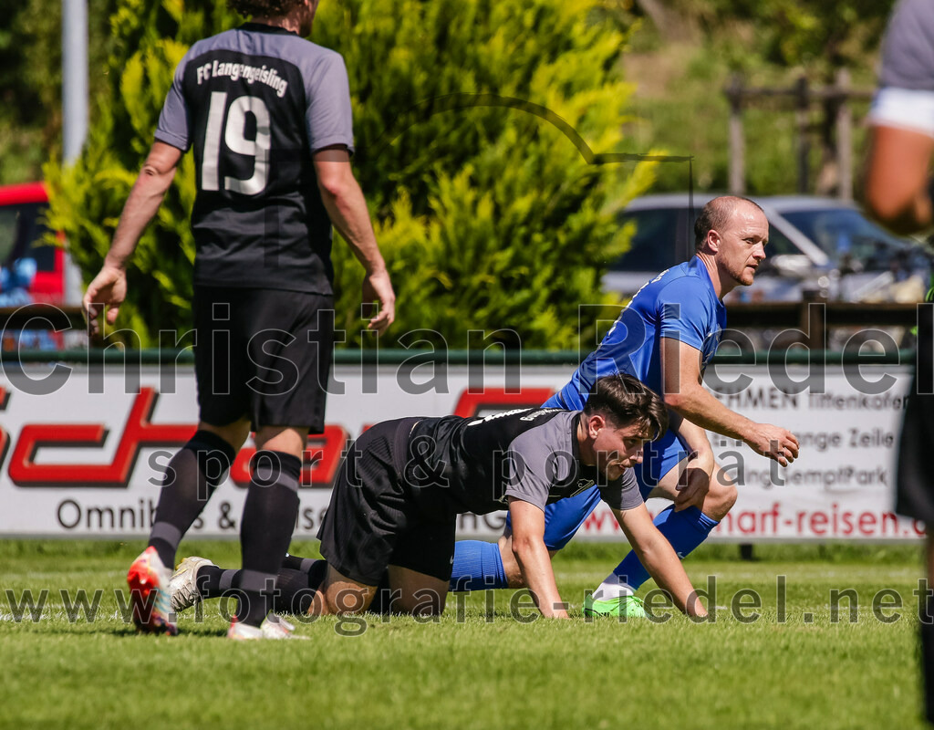 2023-08-12_078_FC_Langengeisling_gegen_ESV_Freilassing | Erding, Deutschland, 12.08.2023:
Fußball, Bezirksliga Oberbayern Ost 2023 / 2024, 4. Spieltag, FC Langengeisling gegen ESV Freilassing, Endergebnis: 2:1

Fabian Aigner (FC Langengeisling, #19), Maximilian Maier (FC Langengeisling, #10), Albert Deiter (ESV Freilassing, #11)

Foto: Christian Riedel / fotografie-riedel.net