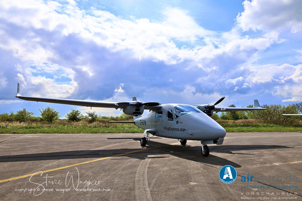 PropExpress - Tecnam P2006T SMP | PropExpress betreibt ein Tecnam P2006T-Multi-Mission-Flugzeug (SMP), das für die Erfassung von Luftdaten stark modifiziert wurde. Dieses Flugzeug ist mit einer großen Luke, Hardpoints für verschiedene Antenneninstallationen, einem unabhängigen Missionsstromversorgungssystem und einem Bedienerschalter ausgestattet. Es ist für den kurzen Start und die Landung (STOL) ausgelegt und kann auf unebenen Landebahnen betrieben werden, sodass es für eine Vielzahl von Missionen geeignet ist.