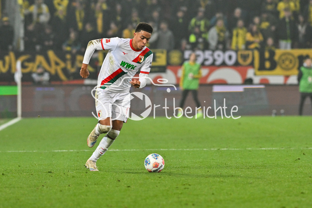 FC Augsburg - Borussia Dortmund | AUGSBURG, GERMANY - with ball  Noahkai BANKS (FC Augsburg 40) against Serhou GUIRASSY (Borussia Dortmund 9) during the bundesliga match between FC Augsburg vs. Borussia Dortmund on matchday 9 at WWK Arena on October 31, 2025 in Augsburg, Germany / DFL REGULATIONS PROHIBIT ANY USE OF PHOTOGRAPHS AS IMAGE SEQUENCES AND/OR QUASI-VIDEO