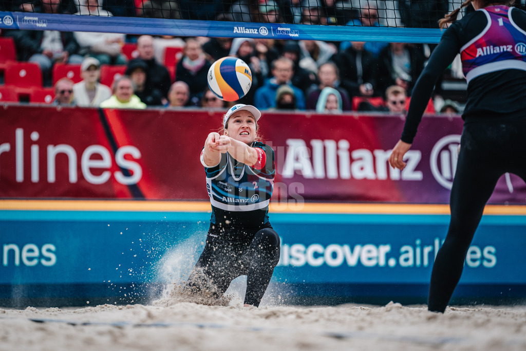Beachvolleyball | Frauen | German Beach Tour 2024 | Tourstop Bremen | 08.06.2024 | Katharina 'Kathi' Schützenhöfer (AUT) spielt den Ball