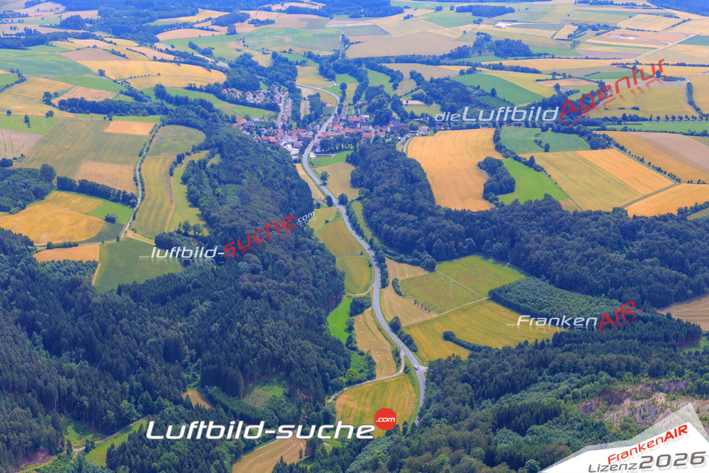 Die Luftaufnahme Boehlbach - Weissenbrunn wurde vom UL-Flugzeug (keine Drohne) aus fotografiert.Hohe Druck- Auflösung-die Geschenkidee!