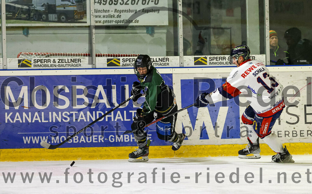 2023-01-13_032_TSV_Erding_gegen_VfE_Ulm-Neu-Ulm | Erding, Deutschland, 13.01.2023:
Eishockey, Bayernliga 2022 / 2023, 27. Spieltag, TSV Erding gegen VfE Ulm/Neu-Ulm, Endergebnis: 

Erik Modlmayr (Erding Gladiators, #21), Jonathan Schalk (VfE Ulm/Neu-Ulm e. V., #13)

Foto: Christian Riedel / fotografie-riedel.net