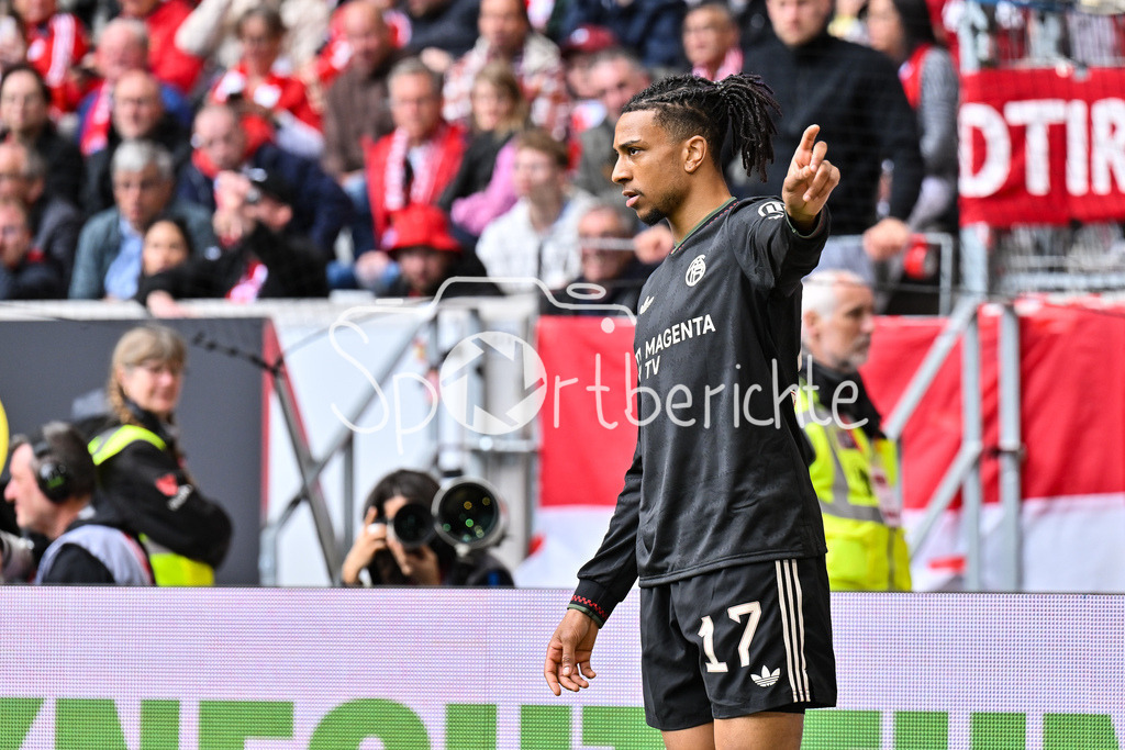 SC Freiburg - FC Bayern München | FREIBURG, GERMANY - 04. APRIL: im Bild Michael OLISE (FC Bayern Munich 17) / Einzelfoto / Freisteller während dem Bundesligamatch zwischen dem SC Freiburg und dem FC Bayern München am 28. Spieltag im Europa-Park Stadion / DFL REGULATIONS PROHIBIT ANY USE OF PHOTOGRAPHS AS IMAGE SEQUENCES AND/OR QUASI-VIDEO