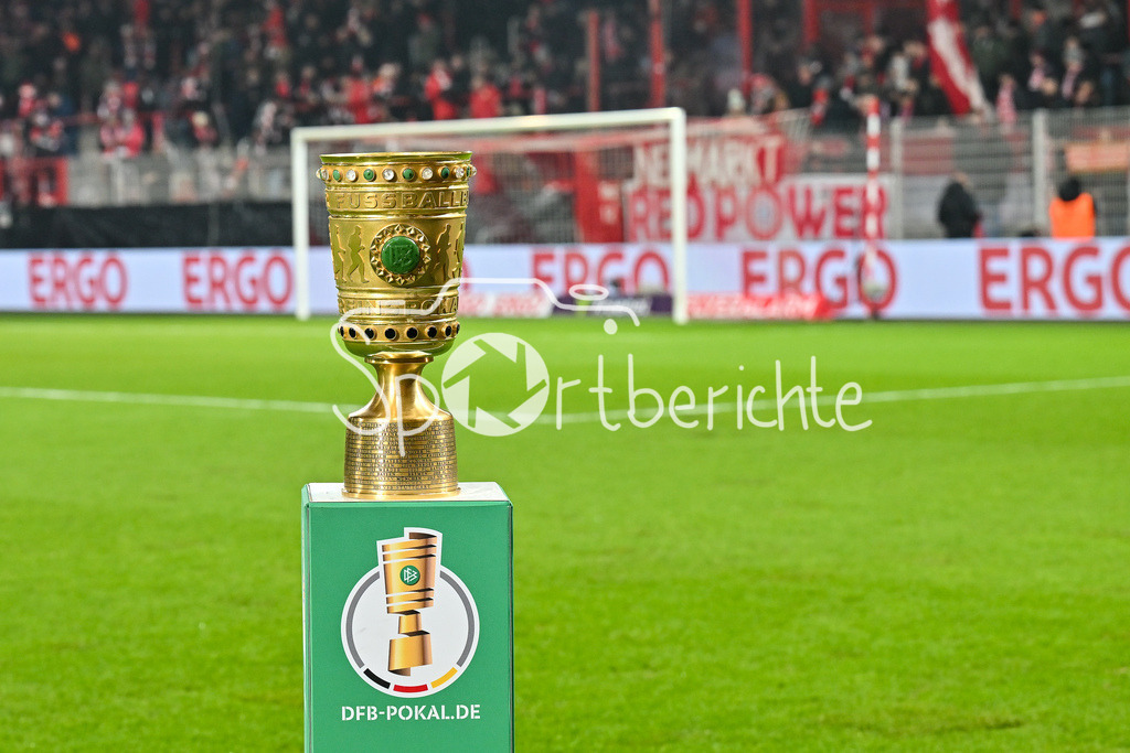 1. FC Union Berlin - FC Bayern München | BERLIN, GERMANY - 03. DECEMBER: im Bild das Objekt der Begierde - der DFB Pokal / Symbolbild vor dem Match zwischen dem 1. FC Union Berlin und dem FC Bayern München beim Achtelfinale des DFB-Pokales im Stadion an der alten Försterei