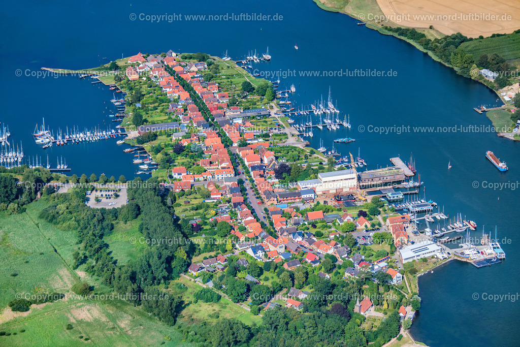 Arnis_an_der_Schlei_ELS_6522030819 | ARNIS 03.08.2019 Ortskern am Uferbereich der Schlei der Stadt Arnis "kleinste Stadt Deutschlands" im Bundesland Schleswig-Holstein. Weiterführende Informationen bei: Stadt Arnis. // Village on the banks of the river Schlei in Arnis in the state Schleswig-Holstein. Further information at: Stadt Arnis. Foto: Martin Elsen