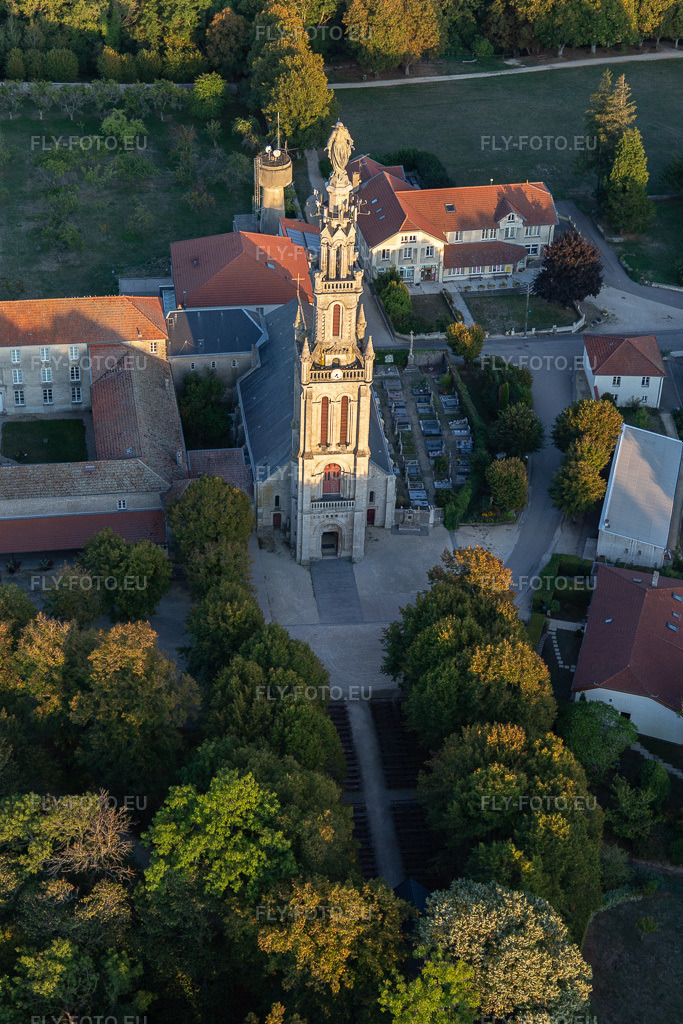 Vue aérienne: Basilique de Sion à Saxon-Sion dans le département Meurthe et Moselle, France. Photo: IMG_117952.jpg prise le 14/09/2019 par Werner Riehm/FLY-FOTO.eu – Résolution de l'original: 3414 x 5120 px