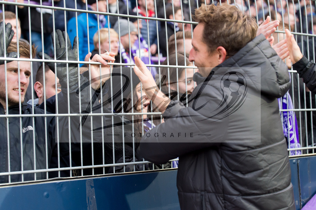 OSNTSV20211106_183 | Fussball, Herren: Ulrich Taffertshofer (VfL Osnabrueck) schaut bei dem Spiel der 3. Liga zwischen VfL Osnabrueck und TSV 1860 Muenchen im Stadion an der Bremer Bruecke am 06.11.2021 in Osnanbrueck, Deutschland.DFB / DFL REGULATIONS PROHIBIT ANY USE OF PHOTOGRAPHS AS IMAGE SEQUENCES AND/OR QUASI-VIDEO. - Realisiert mit Pictrs.com