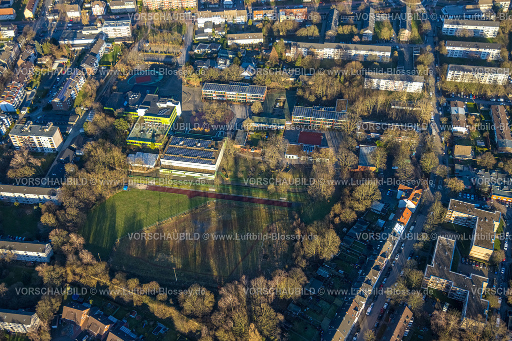 Gladbeck240108321 | Luftbild, alter Sportplatz mit langer Laufbahn am Erich Fried Park und Schulzentrum Brauck, Erich-Fried-Schule und Erich Kästner Realschule, mit Solardach, Brauck, Gladbeck, Ruhrgebiet, Nordrhein-Westfalen, Deutschland