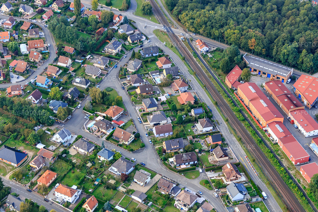 Luftbild: Rue des Potagers und Rue des Jardins in Bischwiller im Bundesland Bas-Rhin in Frankreich. – Foto: IMG_074268.jpg vom 04.10.2014 durch Werner Riehm/FLY-FOTO.de – Auflösung des Originals: 5304 x 3536 px
