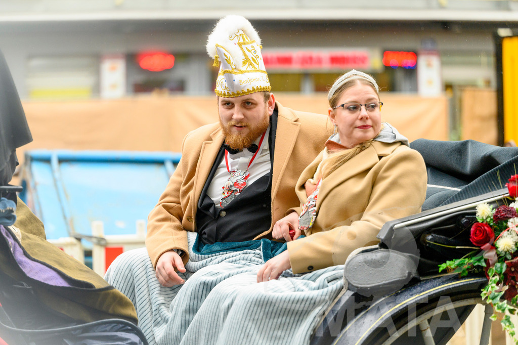 _DWA2432 | Trotz Nieselregen schlängelte sich der „Gaudiwurm“ am Sonntag durch die Nürnberger Innenstadt an tausenden Faschingsfans vorbei.  Nürnberg, 11.02.2024 - Realisiert mit Pictrs.com