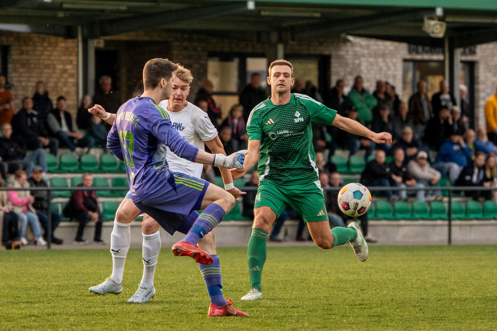 Fußball I Herren I Saison 2025-2026 I Landesliga Weser-Ems I 23. Spieltag I SFN Vechta - BW Lohne II I 01326 | jns.sportfotos - Realisiert mit Pictrs.com