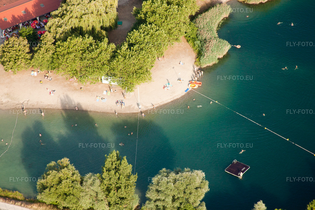 Vue aérienne: Caravanes et tentes - Camping - et emplacement de tente Zone de Loisirs et Camping de Gambsheim au lac de la carrière avec plage à Gambsheim dans le département Bas Rhin, France – .Photo: IMG_30358.jpg prise le 09/07/2010 par Werner Riehm/FLY-FOTO.eu – Résolution de l'original: 4752 x 3168 px