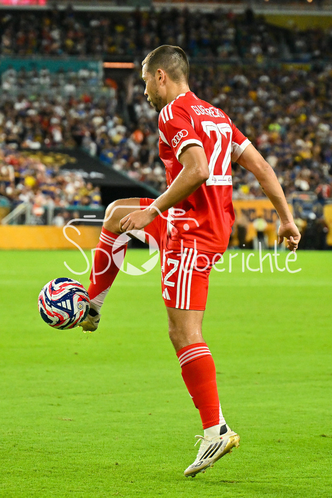 FC Bayern München - Boca Juniors | am Ball Raphael GUERREIRO (FC Bayern Muenchen 22) / Einzelfoto / Freisteller / FIFA Club World Cup: FC Bayern Muenchen - Boca Juniors, Hard Rock Stadium am 20.06.2025 / NOT FOR SALE IN USA