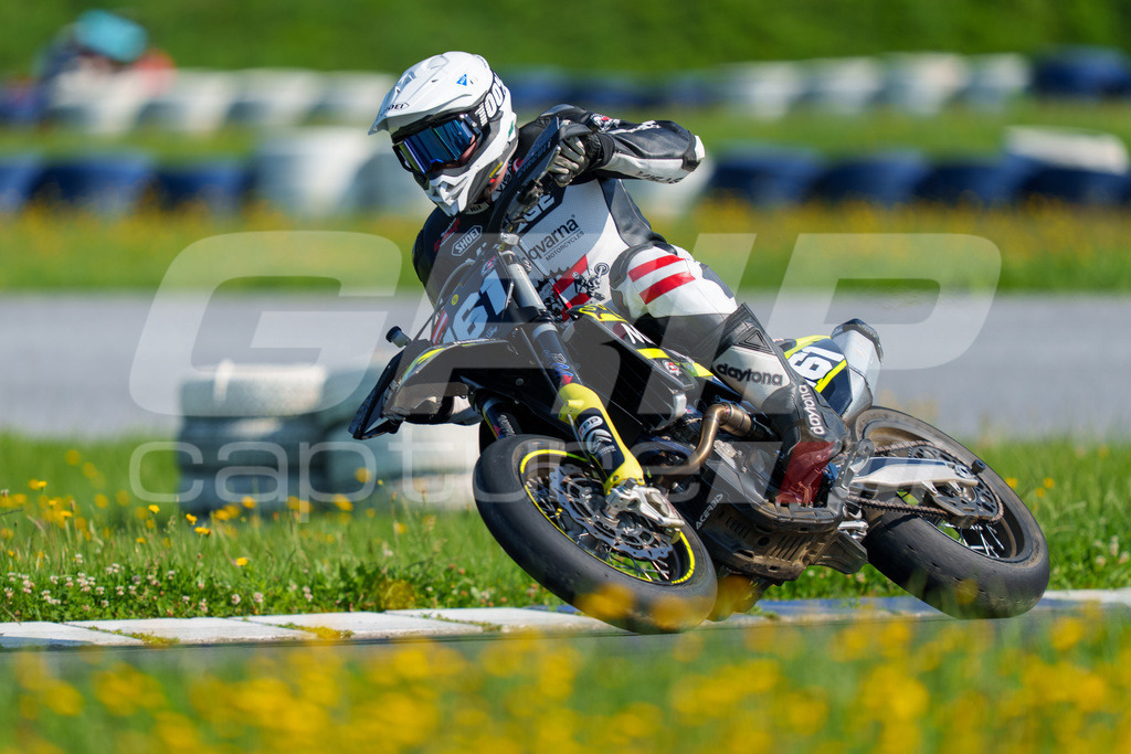 SuperMoto_Staatsmeisterschaft_Greinbach_112 | GRIPcapture steht für authentische Sportfotografie in Österreich – für Momente, die mehr sind als Geschwindigkeit oder Ergebnis. Es geht um Emotion, Spannung, Fokus und den Augenblick, der oft nur einen Wimpernschlag dauert.Ob Motorsport, Teamsport oder 