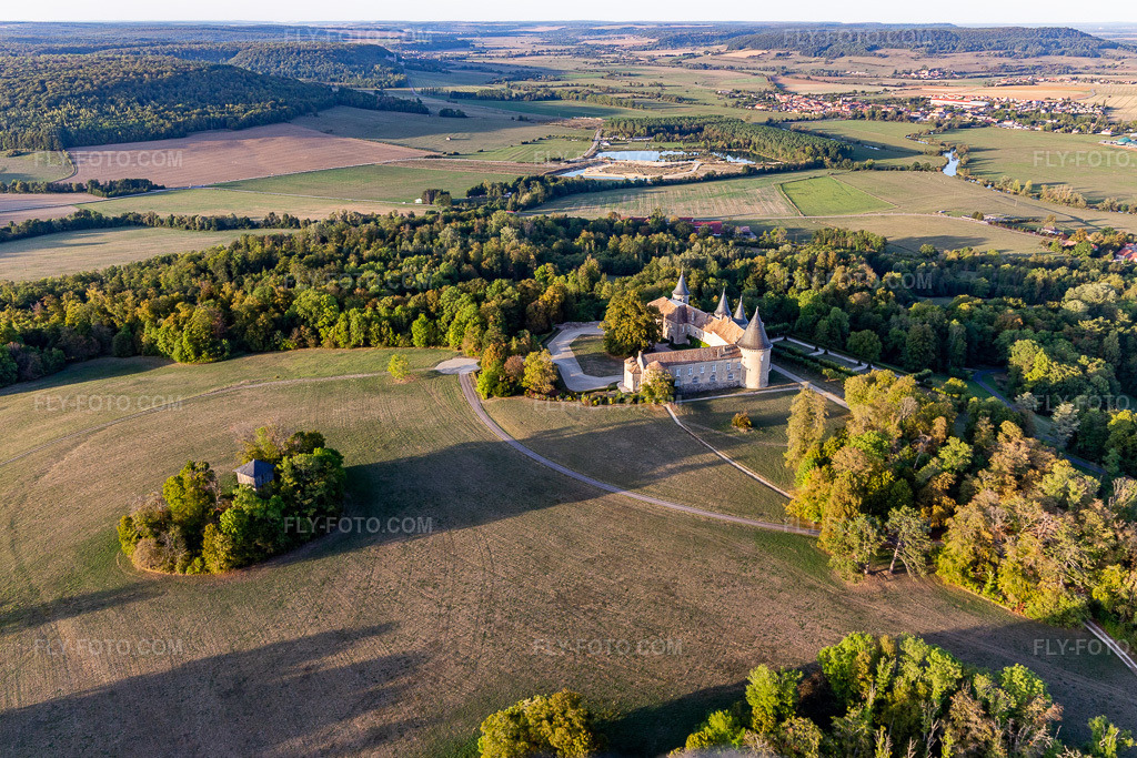 Aerial view: Chateau de Bourlémont in Frebecourt in Frebécourt in the state Vosges, France. – Photo: IMG_118316.jpg taken on 09/15/2019 by Werner Riehm/FLY-FOTO.com – Resolution of the original: 5318 x 3546 px