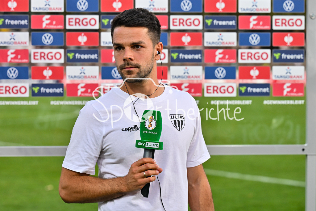 1. FC Schweinfurt 05 - Fortuna Düsseldorf | im Bild Victor KLEINHENZ Trainer FC Schweinfurt 05 beim Interview nach der Partie / Einzelfoto / Freisteller / DFB-Pokal: 1. FC Schweinfurt 05 - Fortuna Düsseldorf; Riedel-Bau Arena am 18.08.2025