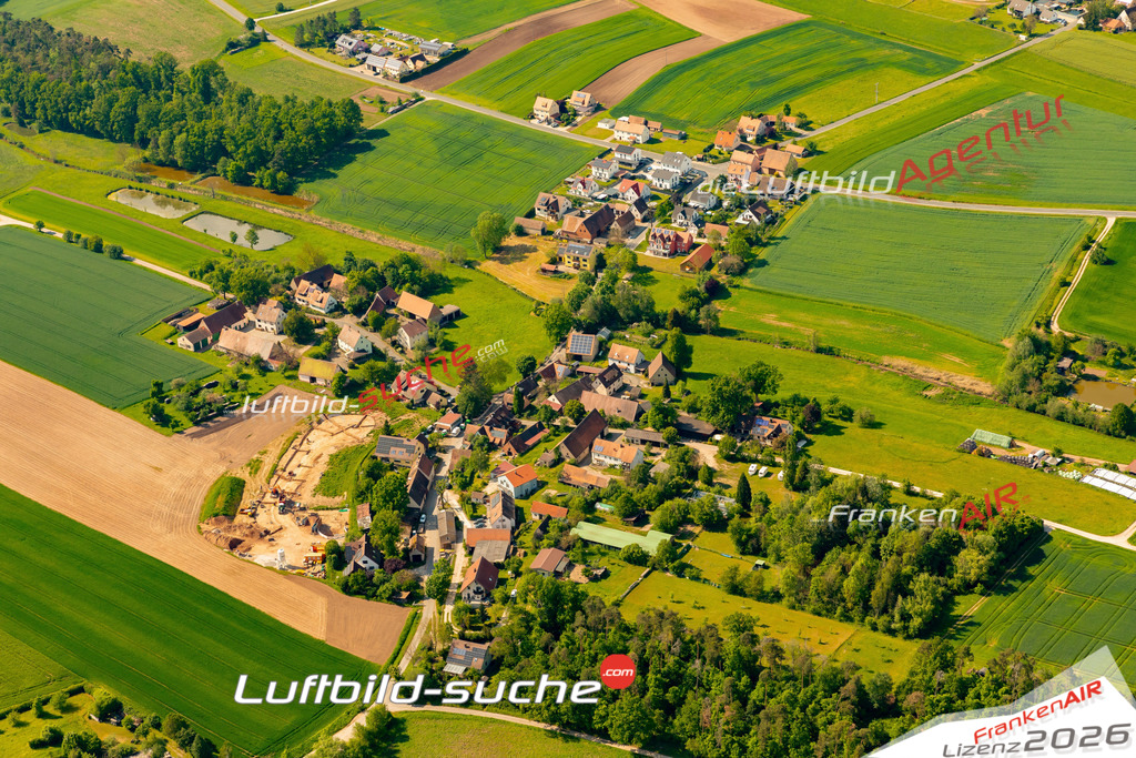 Das Luftbild zeigt : Stinzendorf Langenzenn - Die Luftaufnahme wurde 2024 vom UL-Flugzeug aus erstellt ( keine Drohne ) - Hochauflösende Luftaufnahme - Für grossformatige Ausdrucke geeignet. Die Geschenkidee !Mit Lizenz und Bildrechte bestellbar