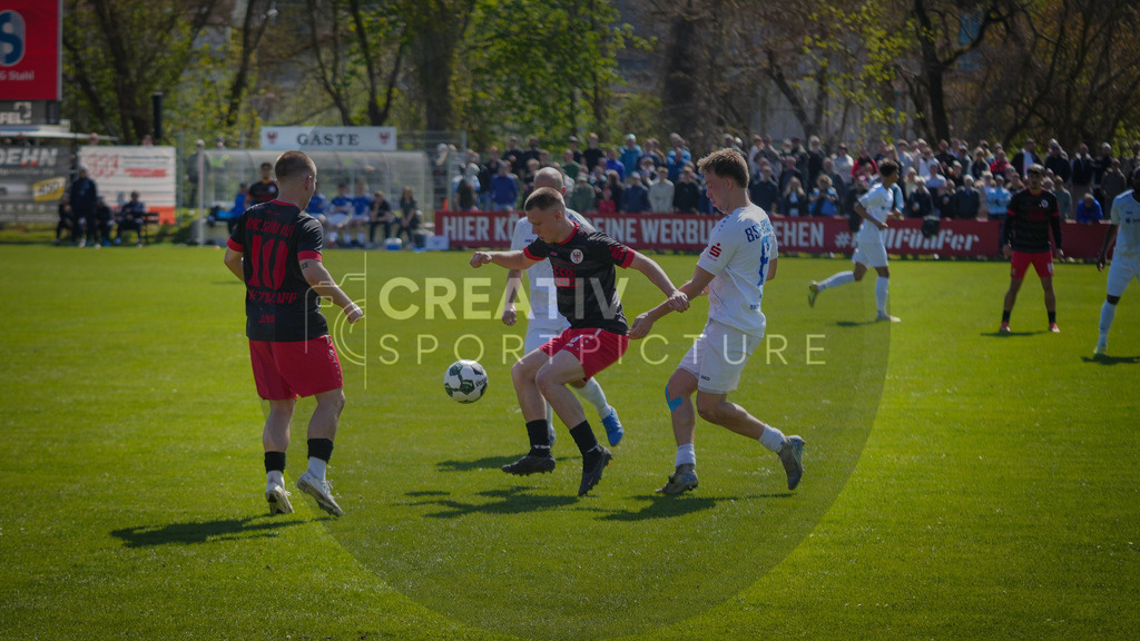 Fußball, Herren, Saison 2025/2026, Brandenburgliga, 23. Spieltag, Brandenburger SC Süd 05 vs. BSG Stahl Brandenburg, Samstag 25.04.2026, Werner-Seelenbinder-Sportplatz Brandenburg an der Havel | Fußball, Herren, Saison 2025/2026, Brandenburgliga, 23. Spieltag, Brandenburger SC Süd 05 vs. BSG Stahl Brandenburg, Samstag 25.04.2026, Werner-Seelenbinder-Sportplatz Brandenburg an der Havel, Im Bild: Justin Flint (l. Süd) und Elias Große (r. Stahl) - Realisiert mit Pictrs.com