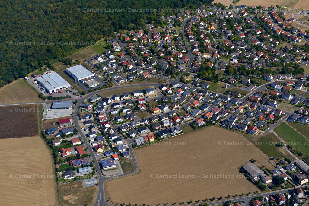 3650582 | WALDBRUNN 13.09.2016 Wohngebiet - Mischbebauung der Mehr- und Einfamilienhaussiedlung  in Waldbrunn im Bundesland Bayern, Deutschland // Residential area - mixed development of a multi-family housing estate and single-family housing estate  in Waldbrunn in the state Bavaria, Germany Foto: Gerhard Launer