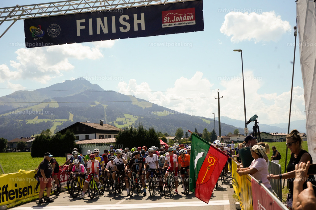 377_20230817_Bewerb_Maenner_Muehlanger | AUT - OESTERREICH, 2023-08-16: SPORT RENNRAD-FAHREN - 55. INTERNATIONALER RADWELTPOKAL IN ST. JOHANN IN TIROL  - Vintage-Radrennen mit WM-Bronze-Medaillen-Siegerin Christina Schweinberger, den Teilnehmer und Alexander Baumann (vom Orginastions-Team) - TAG 2 BEWERB MAENNER IN SECHS GRUPPEN  ; Foto: Roland Muehlanger
