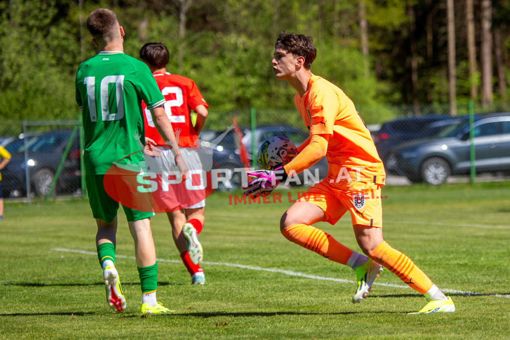 Fußball Halbfinale | Philip Hedl (U15 Österreich #21) Richard Ferizaj (U15 Irland #10) Luca Weinhandl (U15 Österreich #19) Fußball Halbfinale, Irland U15 - Österreich U15 am 29.04.2024 in Arnoldstein (Sportplatz), Austria, (Photo by Ernst Krawagner sport-fan.at) - Realisiert mit Pictrs.com