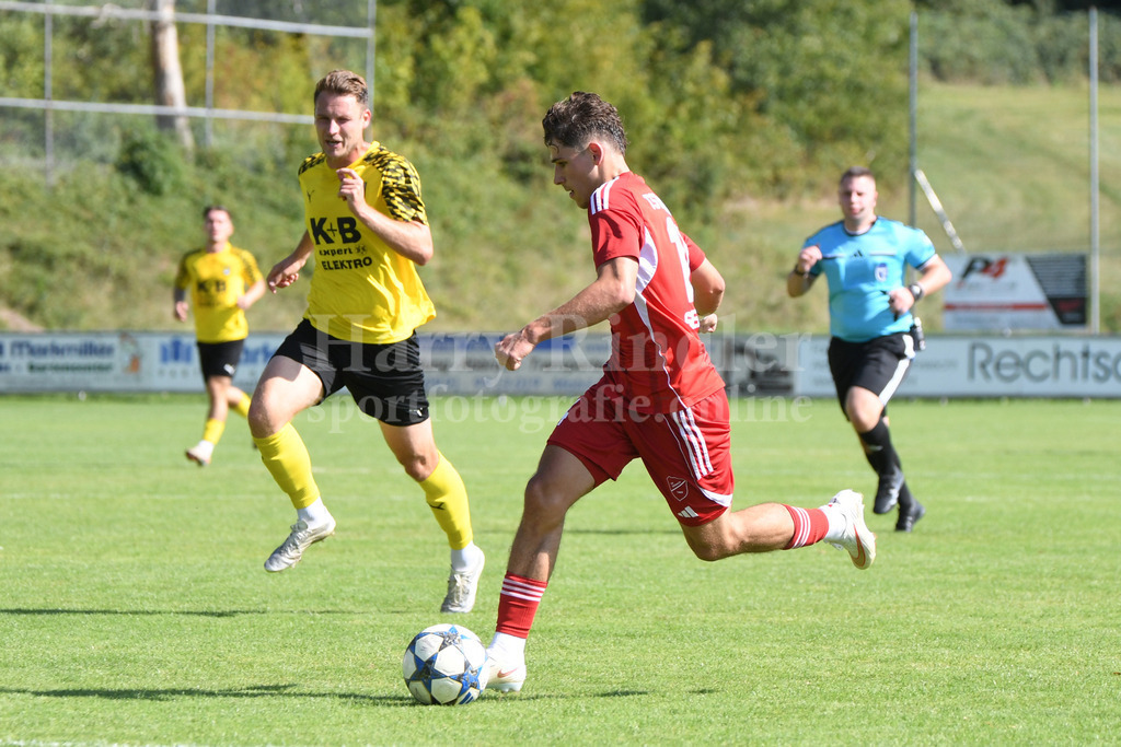 TSV Seeebach : FC Amberg | Lukas Semmler (TSV Seebach) auf dem Weg zum1:0 den. - Realisiert mit Pictrs.com