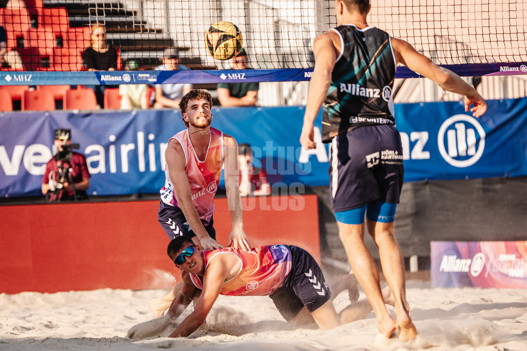 Beachvolleyball | Männer | Allianz German Beach Tour 2025 | Tourstop Bremen | 13.06.2025 | hinten Luis Henrichs kommt nicht vorbei an vorne Yannik Ahr