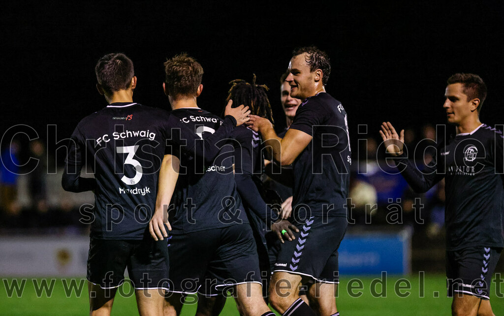 2023-10-27_072_VfB_Hallbergmoos_gegen_FC_Schwaig | Hallbergmoos, Deutschland, 27.10.2023:
Fußball, Landesliga Südost 2023 / 2024, 18. Spieltag, VfB Hallbergmoos gegen FC Schwaig, Endergebnis: 2:3

Jubel nach dem Tor zum 1:2 durch Raffael Ascher (FC Schwaig, #9)
Roman Mavdryk (FC Schwaig, #3), Raffael Ascher (FC Schwaig, #9), Markus Straßer (FC Schwaig, #11)

Foto: Christian Riedel / fotografie-riedel.net