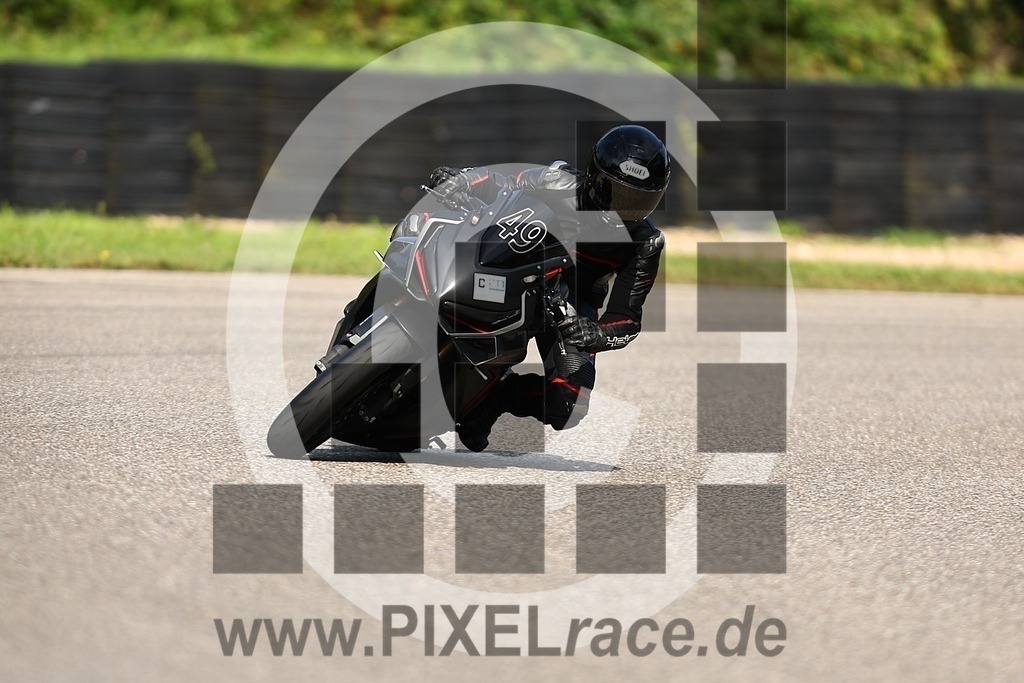 0049-20250928_01312 | Schöne Erinnerungen an spannende Momente - das festzuhalten ist unser Job. PIXELrace.de ist seit 2003 auf den Rennstrecken Europas unterwegs um die Action draußen beim Fahren und die wunderbare Stimmung imm Fahrerlager für euch einzufangen.