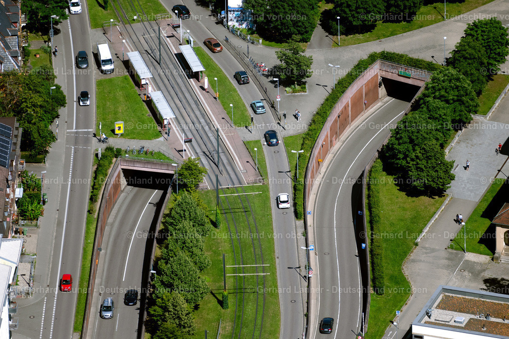 4033390 | FREIBURG IM BREISGAU 30.06.2020 Ein- und Ausfahrt des Tunnelbauwerkes " Schützenallee-Tunnel " im Ortsteil Wiehre in Freiburg im Breisgau im Bundesland Baden-Württemberg, Deutschland. Weiterführende Informationen bei: Dorsch Holding GmbH,  KREBS+KIEFER,  Staatsministerium Baden-Württemberg. // Entrance and exit of the tunnel structure " Schuetzenallee-Tunnel " in the district Wiehre in Freiburg im Breisgau in the state Baden-Wuerttemberg, Germany. Further information at: Dorsch Holding GmbH,  KREBS+KIEFER,  Staatsministerium Baden-Wuerttemberg. Foto: Gerhard Launer