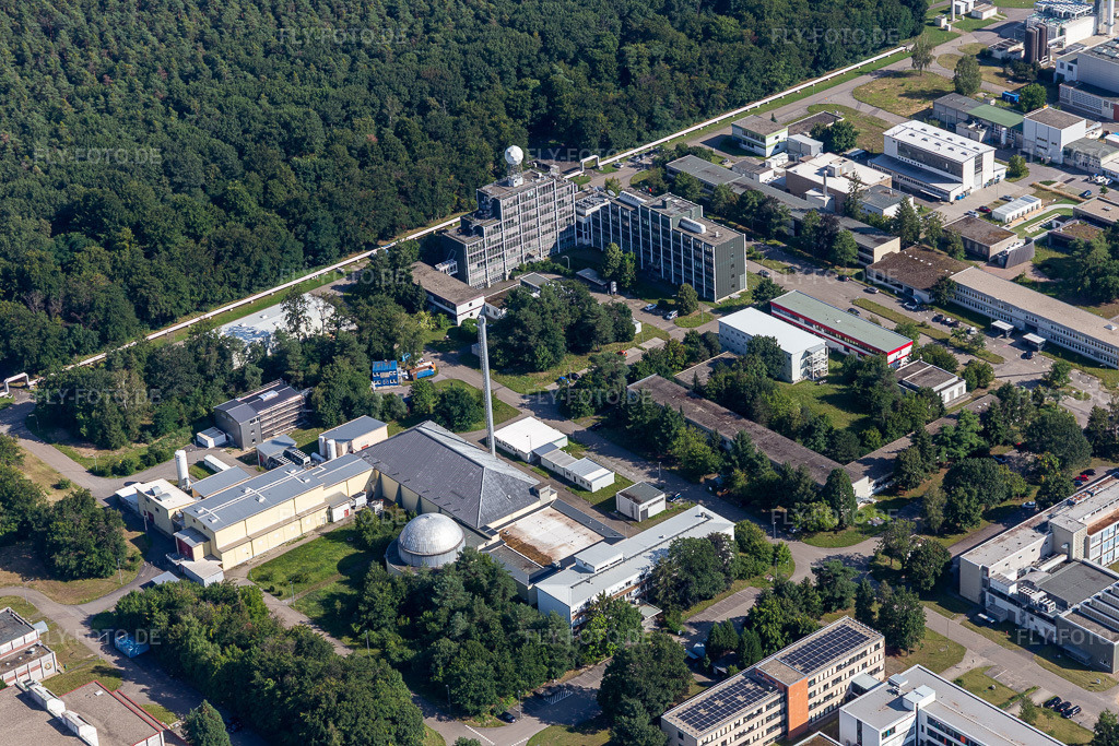 Luftbild: Forschungs- Gebäude und Bürokomplex des Karlsruhe Institut für Technologie Campus Nord mit Institut für Meteorologie und Klimaforschung an der Weingartener Straße im Ortsteil Leopoldshafen in Eggenstein-Leopoldshafen im Bundesland Baden-Württemberg in Deutschland. Foto: IMG_128177.jpg vom 12.08.2021 durch Werner Riehm/FLY-FOTO.de