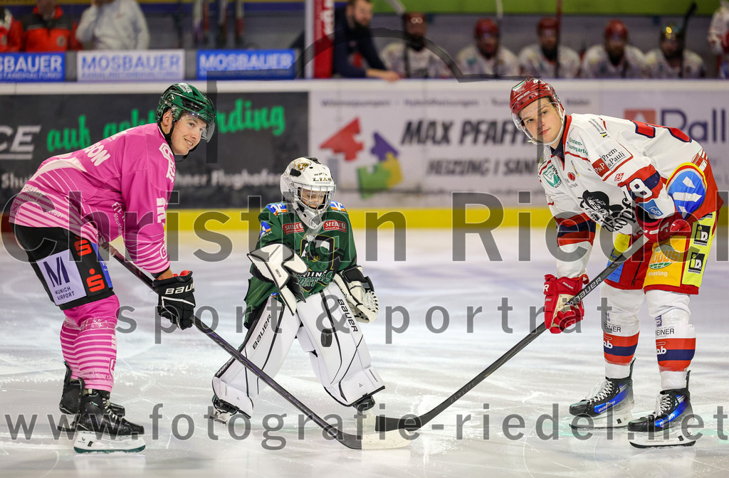 2025-10-24_027_TSV_Erding_gegen_Deggendorfer_SC | Erding, Deutschland, 24.10.2025:Eishockey, Oberliga Süd 2025 / 2026, 11. Spieltag, TSV Erding gegen Deggendorfer SC, Endergebnis: 2:4Thomas Matheson (Erding Gladiators, #37), Harrison Roy (Deggendorfer SC, #78)Foto: Christian Riedel / fotografie-riedel.net