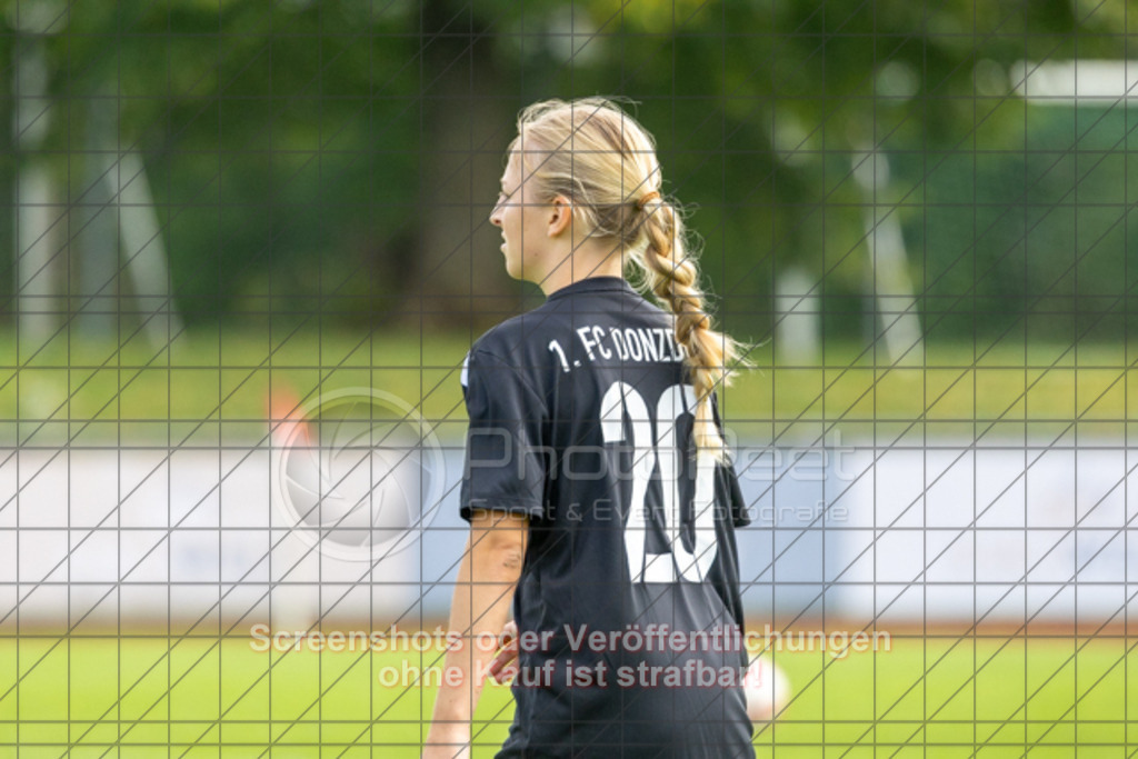 20250928_132810_0233 | #,1.FC Donzdorf (schwarz) vs. TV Derendingen (rot), Fussball, Frauen-Verbandsliga Württemberg, 03. Spieltag, Saison 2025/2026, Rasenplatz Lautertal Stadion, Süßener Straße 16, 73072 Donzdorf, 28.09.2025 - 13:00 Uhr,Foto: PhotoPeet-Sportfotografie/Peter Harich