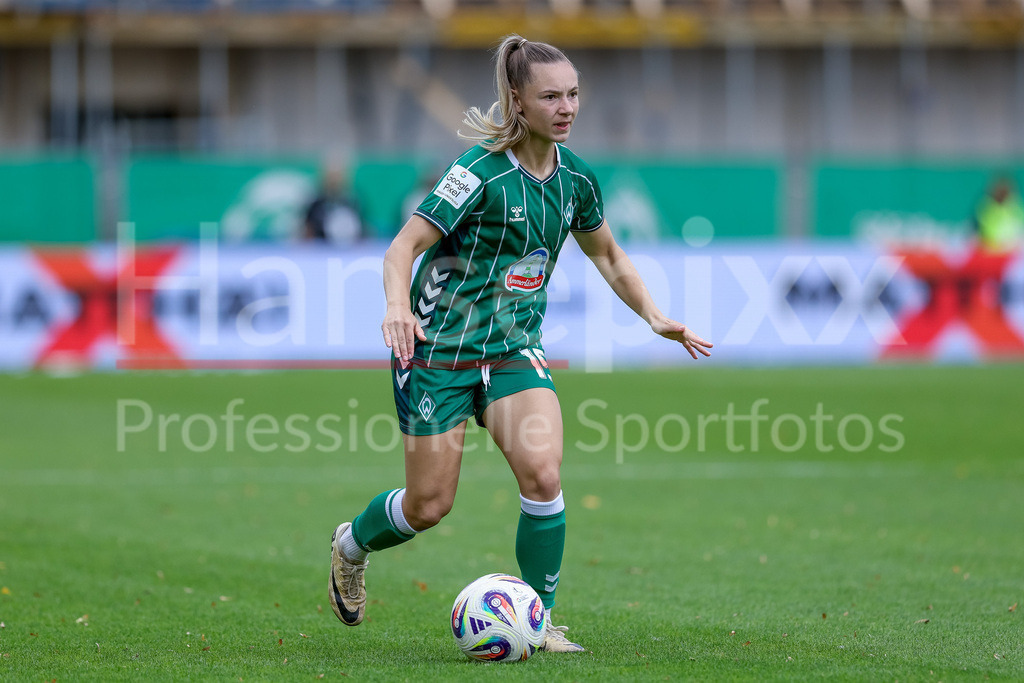 Fussball, Google Pixel Frauen-Bundesliga, SV Werder Bremen - TSG 1899 Hoffenheim | Michelle Weiß (SV Werder Bremen, 15) am Ball, Freisteller, Einzelbild, Ganzkörper, Aktion, Action, Spielszene, DIE DFB-RICHTLINIEN UNTERSAGEN JEGLICHE NUTZUNG VON FOTOS ALS SEQUENZBILDER UND/ODER VIDEOÄHNLICHE FOTOSTRECKEN. DFB REGULATIONS PROHIBIT ANY USE OF PHOTOGRAPHS AS IMAGE SEQUENCES AND/OR QUASI-VIDEO.