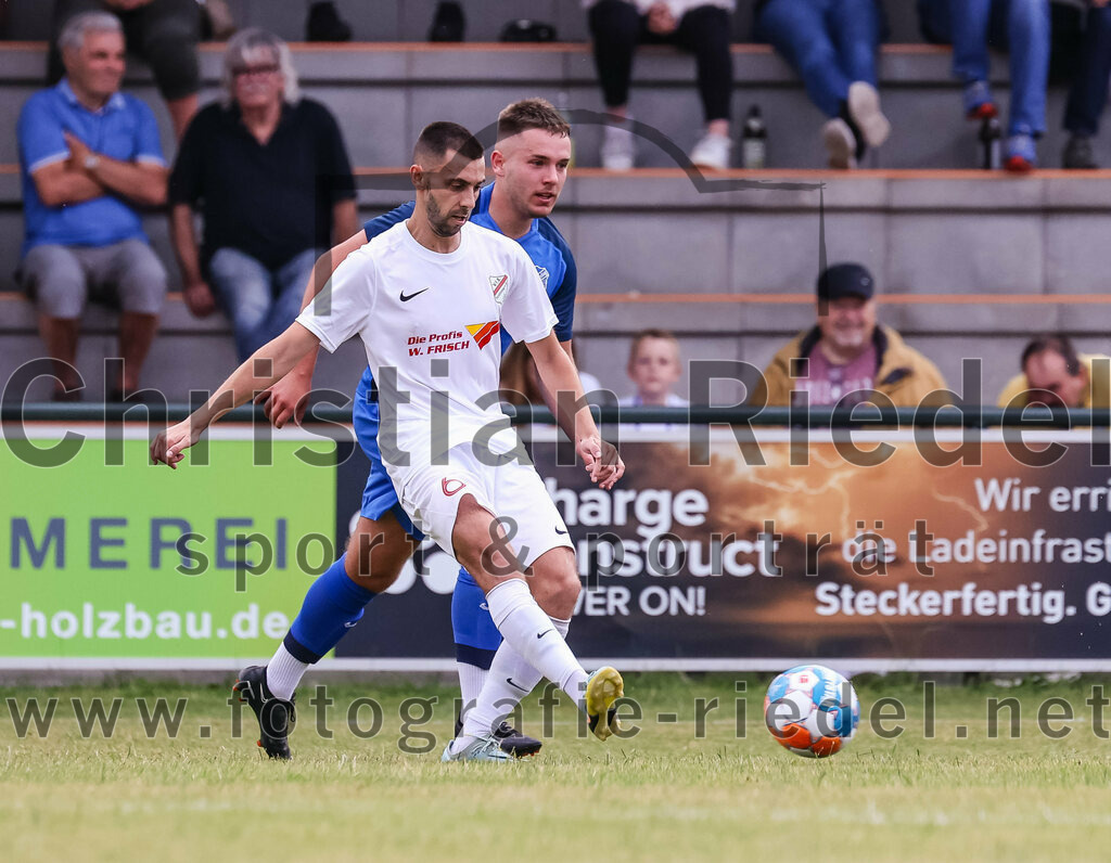 2023-06-30_096_FC_Langengeisling_gegen_VfB_Forstinning | Erding, Deutschland, 30.06.2023:
Fußball, Bezirksliga Oberbayern Ost 2023 / 2024, Testspiel, FC Langengeisling gegen VfB Forstinning, Endergebnis: 3:0

Ante Basic (VfB Forstinning, #6), David Riederle (FC Langengeisling, #14)

Foto: Christian Riedel / fotografie-riedel.net