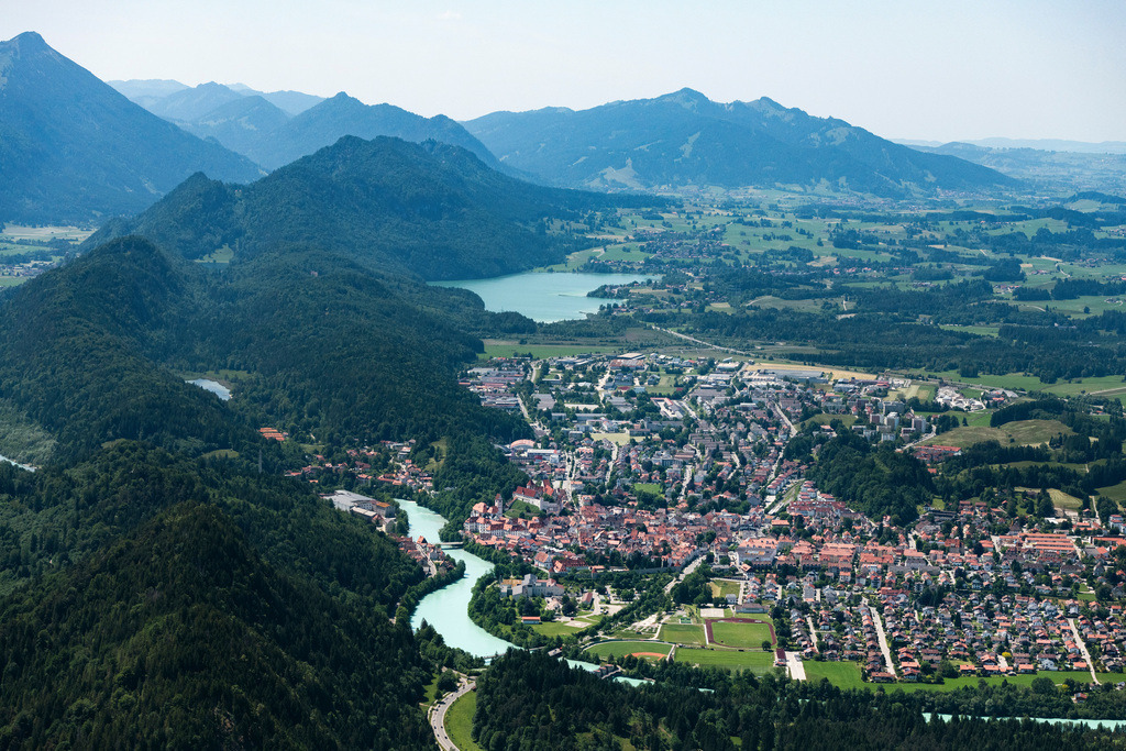 dr__0100966.jpg | FüSSEN 13.06.2023 Stadtansicht am Ufer des Flußverlaufes des Lech in Füssen im Bundesland Bayern, Deutschland. // City view on the river bank of Lech in Fuessen in the state Bavaria, Germany. Foto: Daniel Reiter