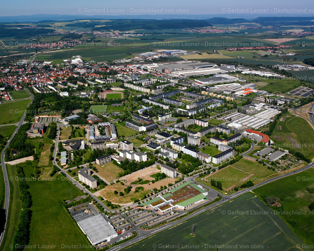 2634486 | LEINEFELDE 09.06.2006 Hochhäuser im Wohngebiet einer industriell gefertigten Plattenbau- Siedlung in Leinefelde im Bundesland Thüringen, Deutschland. // Skyscrapers in the residential area of industrially manufactured settlement in Leinefelde in the state Thuringia, Germany. Foto: Gerhard Launer