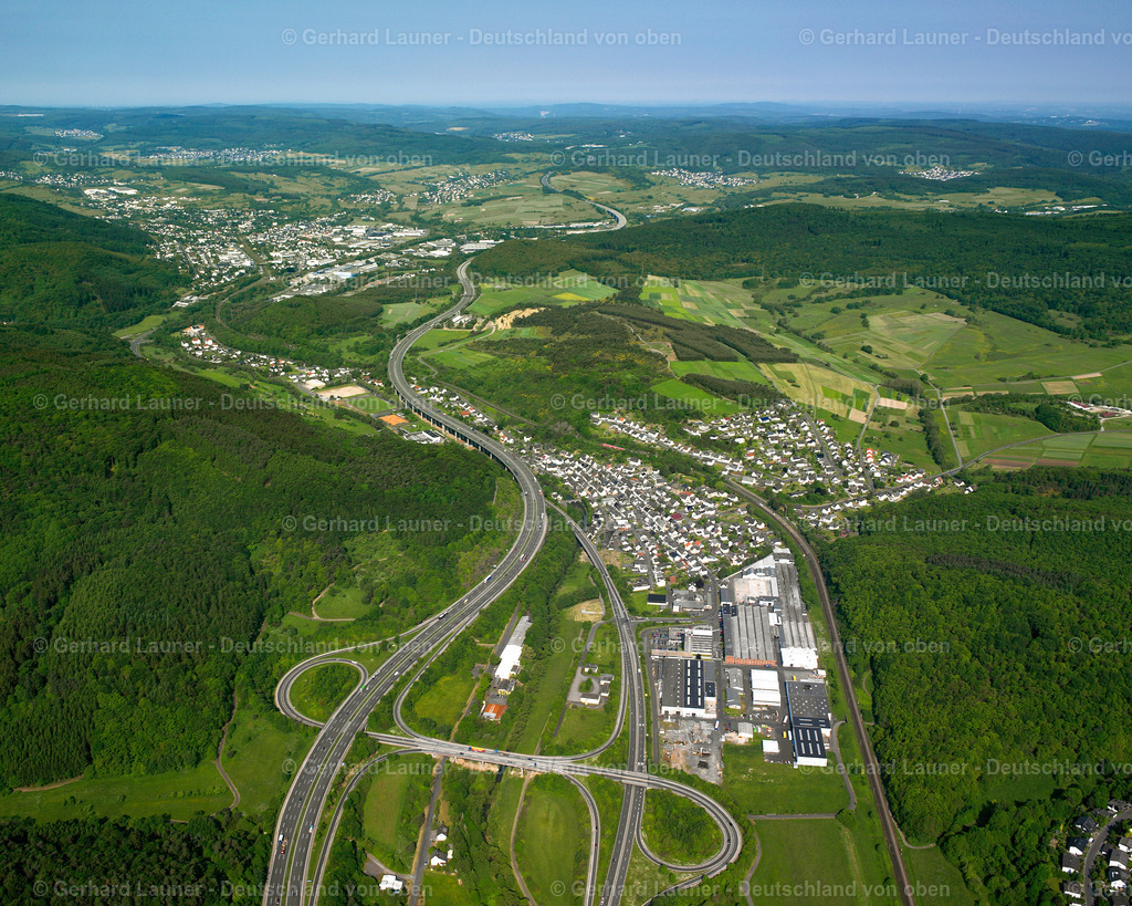 2611189 | SECHSHELDEN 09.06.2006 Von Wald und Forstgebieten umgebener Ortskern der Straßen und Häuser und Wohngebiete in Sechshelden im Bundesland Hessen, Deutschland // Surrounded by forest and forest areas center of the streets and houses and residential areas in Sechshelden in the state Hesse, Germany Foto: Gerhard Launer