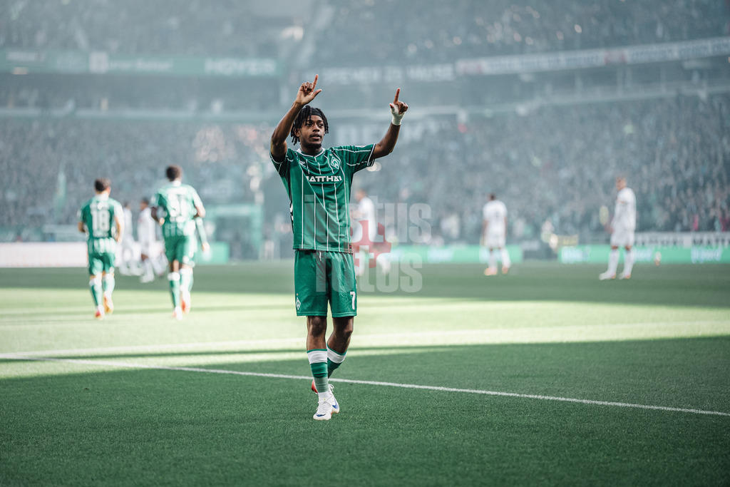 Fußball | Männer | Saison 2025/2026 | 1. Fußball-Bundesliga | 6. Spieltag | SV Werder Bremen vs. FC St. Pauli | 04.10.2025 | Samuel Mbangula (#07, SV Werder Bremen) verbeugt sich nach seinem Tor Jubel