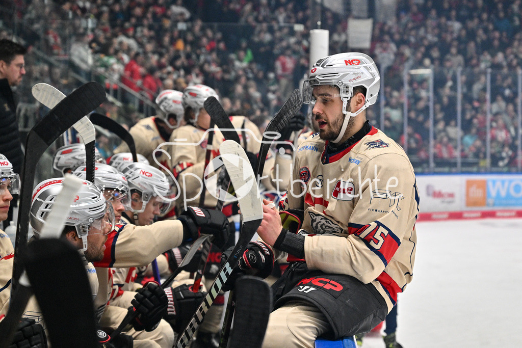 Augsburger Panther - Nürnberg Ice Tigers | im Bild Samuel DOVE-McFALLS (Nürnberg Ice Tigers #77) auf der Bande im Powerbreak / DEL: Augsburger Panther - Nuernberg Ice Tigers, Curt Frenzel Stadion am 03.01.2025