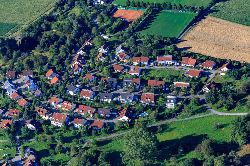 Luftbild: Beim Wasserturm und Sportplätze des Hohenwettersbacher TC im Ortsteil Hohenwettersbach in Karlsruhe im Bundesland Baden-Württemberg in Deutschland. Foto: IMG_092879.jpg vom 13.08.2016 durch Werner Riehm/FLY-FOTO.de