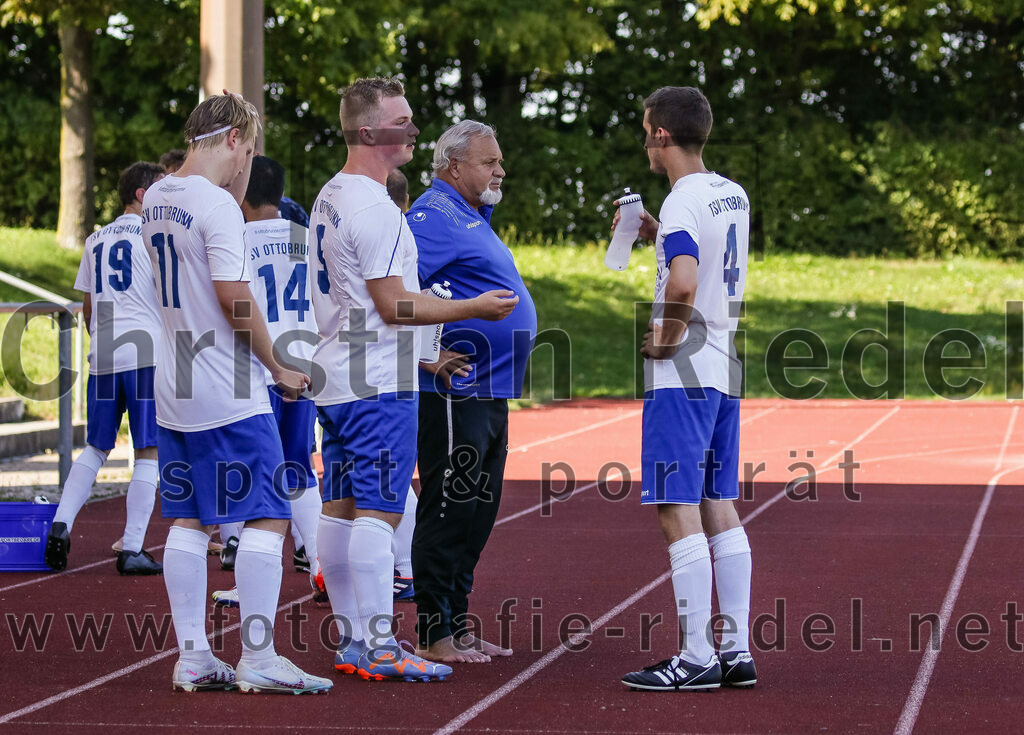 2023-08-19_041_SG_Markt_Schwaben_II_gegen_TSV_Ottobrunn_III | Markt Schwaben, Deutschland, 19.08.2023:
Fußball, C-Klasse 2023 / 2024, 1. Spieltag, (SG) Markt Schwaben II gegen TSV Ottobrunn III, Endergebnis: 0:4

Nikolay Tretyakov (TSV Ottobrunn, #11), Merlin Oehmen (TSV Ottobrunn, #5), Trainer Christian Aschenbrenner (TSV Ottobrunn), Sebastian Cleve (TSV Ottobrunn, #4)

Foto: Christian Riedel / fotografie-riedel.net