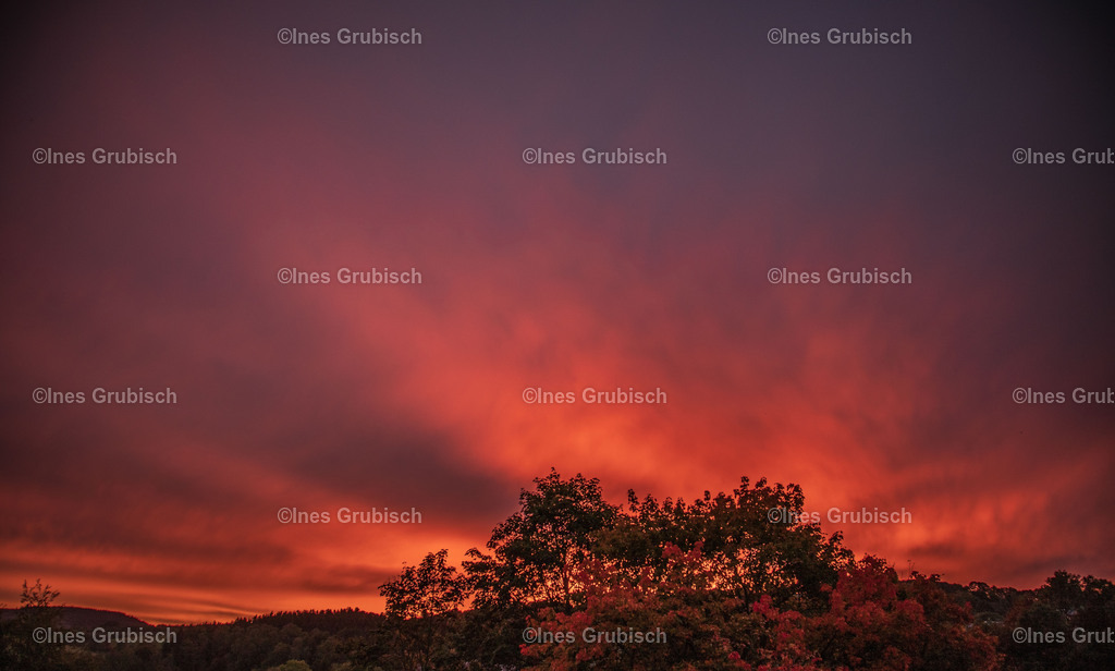Brennender Himmel zum Sonnenaufgang | Lila Lubbenbomm - Artwork by Ines Grubisch - Realisiert mit Pictrs.com