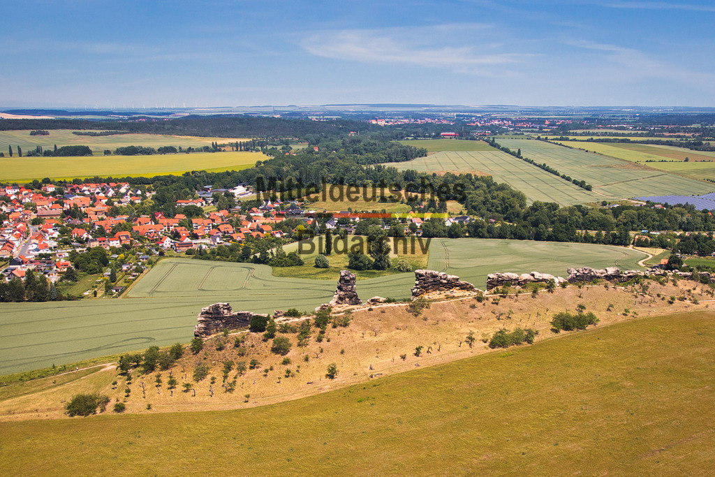 Teufelsmauer_Weddersleben_Neinstedt_Harz_6220 | Die Teufelsmauer im Landkreis Harz in Sachsen-Anhalt ist eine aus harten Sandsteinen der oberen Kreide bestehende Felsformation im nördlichen Harzvorland. Im Hintergrund ist Weddersleben bei Neinstedt.  - Realisiert mit Pictrs.com